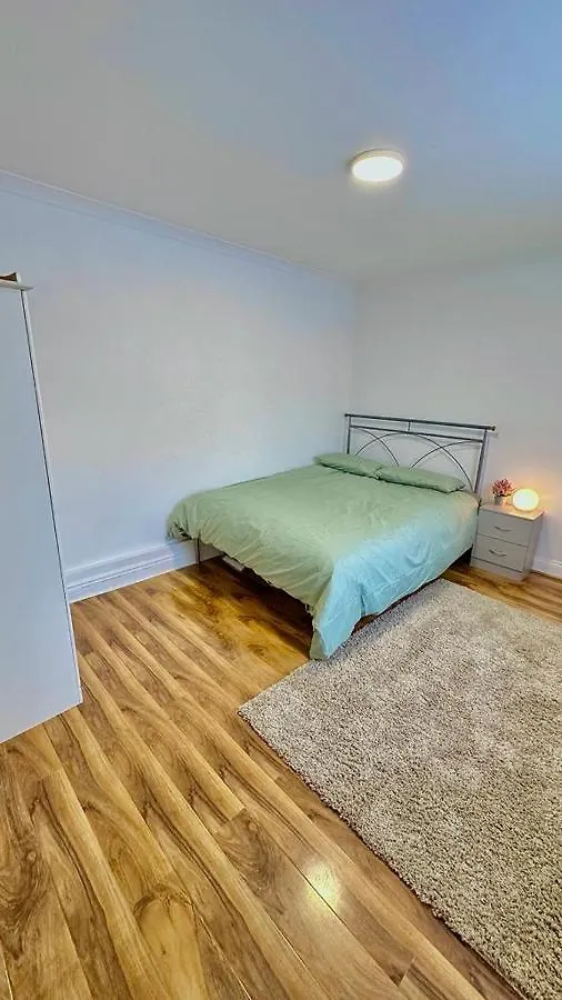 Cozy Home In A Peaceful Area Hayes  0*, Hayes (Greater London)
