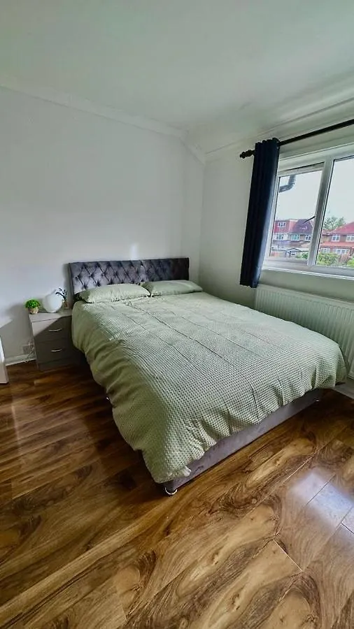 Cozy Home In A Peaceful Area Hayes  Homestay Hayes (Greater London)
